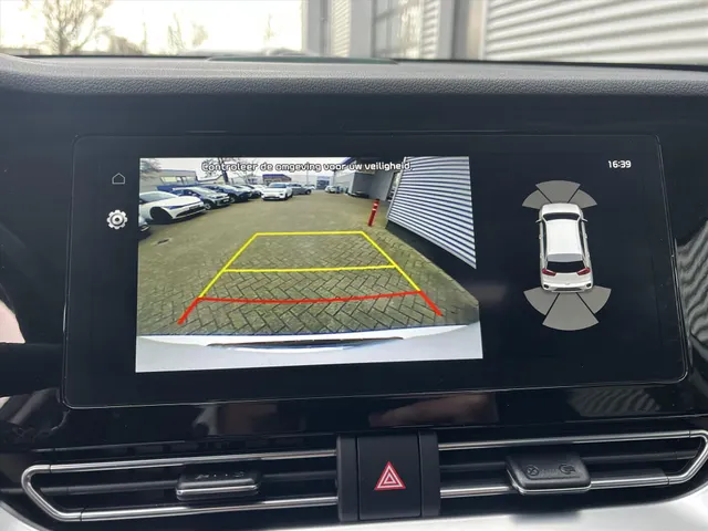 
								Kia e-Niro 64 kWh Elektrisch 204pk Aut ExecutiveLine 3-fase I Schuifdak I Alarm vol									