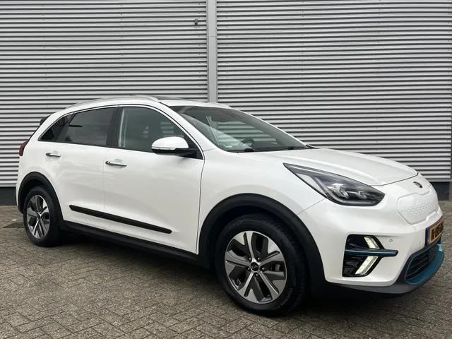 
								Kia e-Niro 64 kWh Elektrisch 204pk Aut ExecutiveLine 3-fase I Schuifdak I Alarm vol									