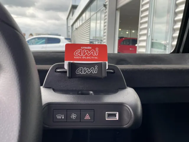 
Citroën Ami | 14” LM Velgen | Comfort Stoelen Leer | Brommerrijbewijs vanaf 16 jaar | Panorama dak | Telefoonhouder | USB lader voor de telefoon | vol									