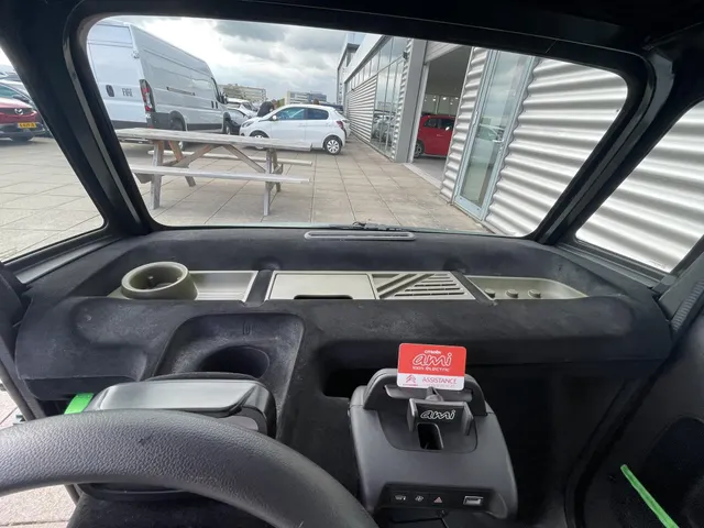 
Citroën Ami | 14” LM Velgen | Comfort Stoelen Leer | Brommerrijbewijs vanaf 16 jaar | Panorama dak | Telefoonhouder | USB lader voor de telefoon | vol									