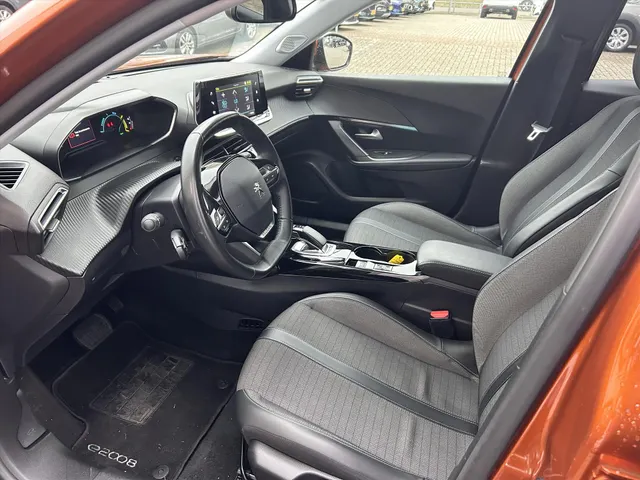 
Peugeot e-2008 EV 50kWh 136pk Allure I Navigatie via App | Lichtmetalen Velgen | Climate Control | Cruise Control | Parkeersensoren Achter | vol									
