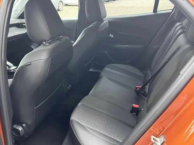 
Peugeot e-2008 EV 50kWh 136pk Allure I Navigatie via App | Lichtmetalen Velgen | Climate Control | Cruise Control | Parkeersensoren Achter | vol									