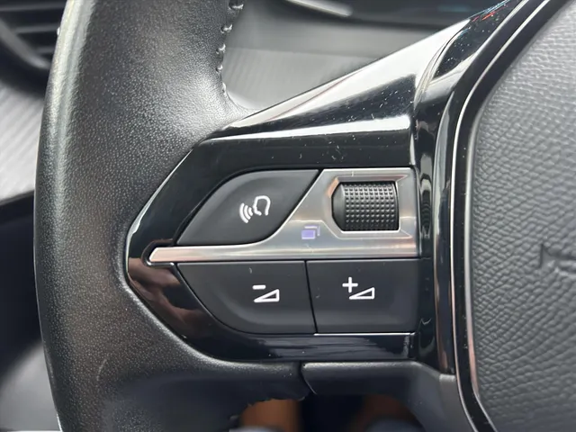 
Peugeot e-2008 EV 50kWh 136pk Allure I Navigatie via App | Lichtmetalen Velgen | Climate Control | Cruise Control | Parkeersensoren Achter | vol									