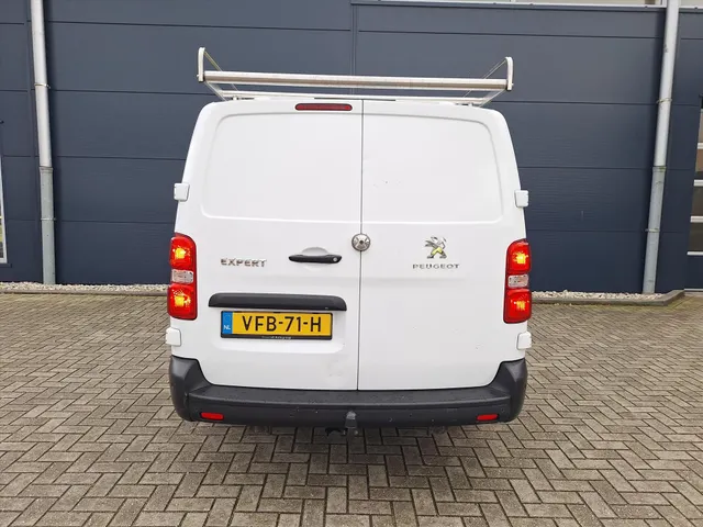 
Peugeot Expert LONG 2.0 BlueHDi 120pk 3p. Premium I 2500kg Trekgewicht I Navigatie I schuifdeur links I Imperial vol									