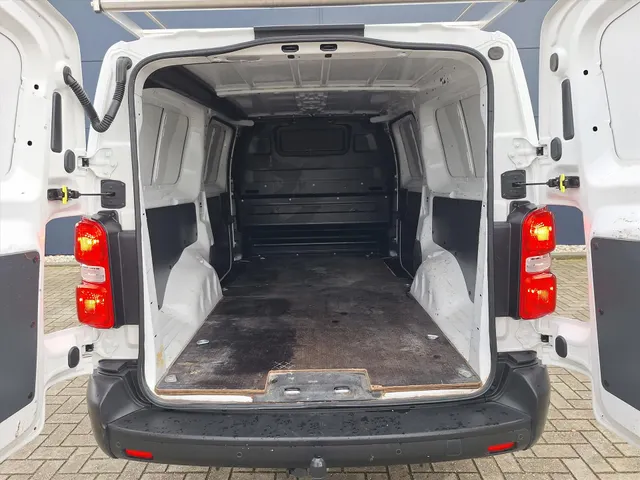 
Peugeot Expert LONG 2.0 BlueHDi 120pk 3p. Premium I 2500kg Trekgewicht I Navigatie I schuifdeur links I Imperial vol									