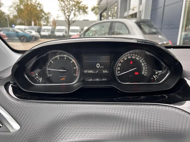 
Peugeot 2008 1.2PT 110PK GT-line, Airco | Navigatie | Parkeercamera achter | Panorama dak | Lichtmetaal vol									