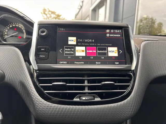 
Peugeot 2008 1.2PT 110PK GT-line, Airco | Navigatie | Parkeercamera achter | Panorama dak | Lichtmetaal vol									