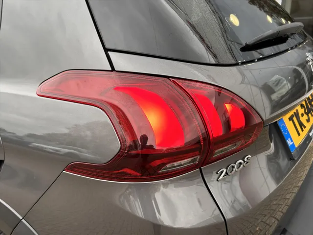 
Peugeot 2008 1.2PT 110PK GT-line, Airco | Navigatie | Parkeercamera achter | Panorama dak | Lichtmetaal vol									