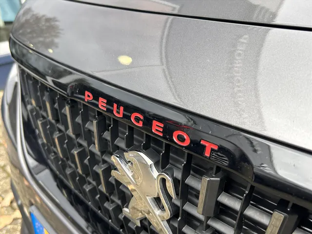 
Peugeot 2008 1.2PT 110PK GT-line, Airco | Navigatie | Parkeercamera achter | Panorama dak | Lichtmetaal vol									