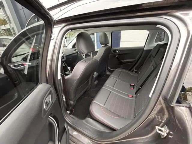 
Peugeot 2008 1.2PT 110PK GT-line, Airco | Navigatie | Parkeercamera achter | Panorama dak | Lichtmetaal vol									