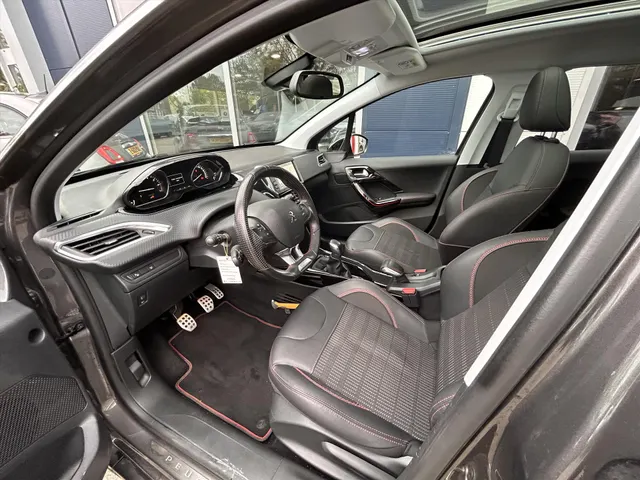 
Peugeot 2008 1.2PT 110PK GT-line, Airco | Navigatie | Parkeercamera achter | Panorama dak | Lichtmetaal vol									