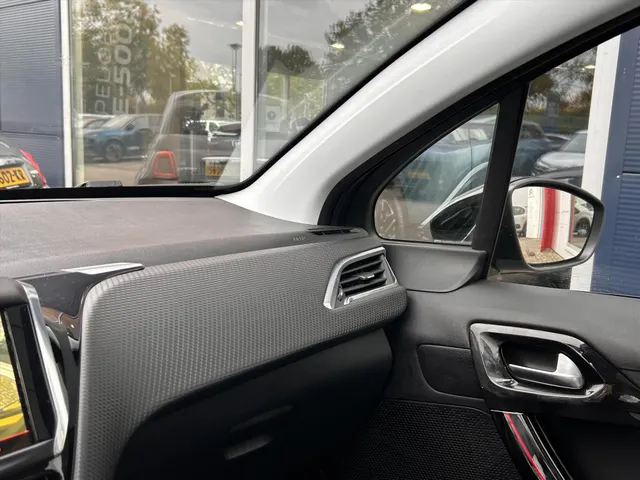 
Peugeot 2008 1.2PT 110PK GT-line, Airco | Navigatie | Parkeercamera achter | Panorama dak | Lichtmetaal vol									