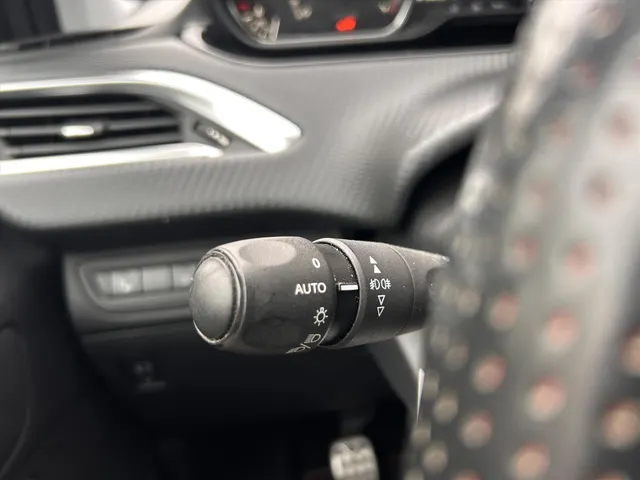 
Peugeot 2008 1.2PT 110PK GT-line, Airco | Navigatie | Parkeercamera achter | Panorama dak | Lichtmetaal vol									