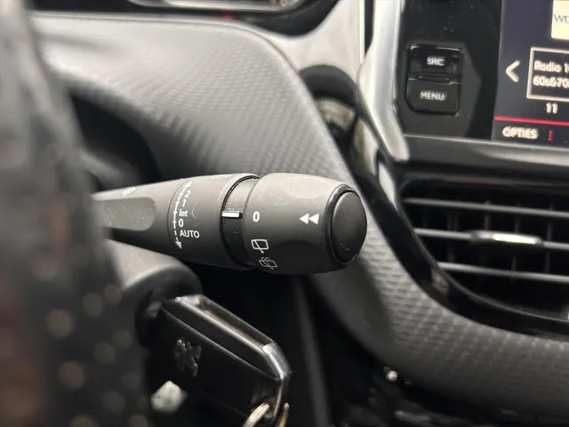 
Peugeot 2008 1.2PT 110PK GT-line, Airco | Navigatie | Parkeercamera achter | Panorama dak | Lichtmetaal vol									