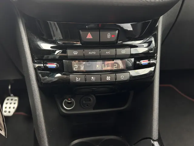 
Peugeot 2008 1.2PT 110PK GT-line, Airco | Navigatie | Parkeercamera achter | Panorama dak | Lichtmetaal vol									