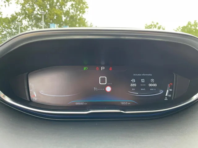 
Peugeot 3008 1.2 Allure 130pk Automaat | Navigatie | Climate control | Panoramisch schuif-kantel dak | Cruise control | Parkeerhulp en camera achter | Trekhaak vol									