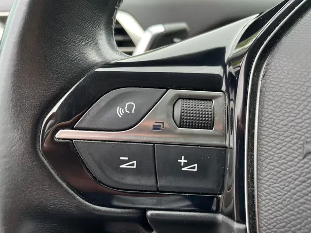 
Peugeot 3008 1.2 Allure 130pk Automaat | Navigatie | Climate control | Panoramisch schuif-kantel dak | Cruise control | Parkeerhulp en camera achter | Trekhaak vol									