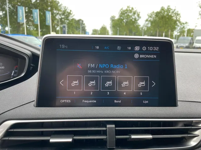 
Peugeot 3008 1.2 Allure 130pk Automaat | Navigatie | Climate control | Panoramisch schuif-kantel dak | Cruise control | Parkeerhulp en camera achter | Trekhaak vol									