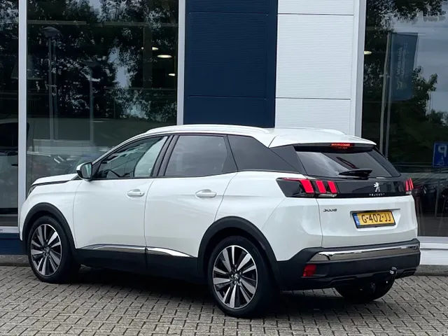 
Peugeot 3008 1.2 Allure 130pk Automaat | Navigatie | Climate control | Panoramisch schuif-kantel dak | Cruise control | Parkeerhulp en camera achter | Trekhaak vol									