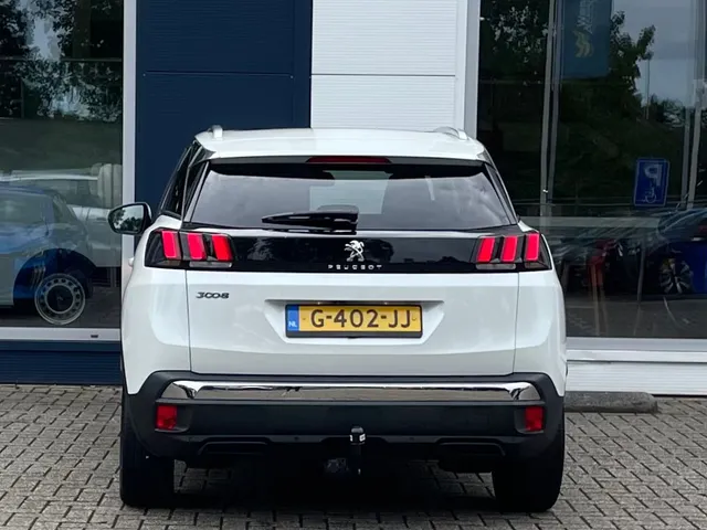 
Peugeot 3008 1.2 Allure 130pk Automaat | Navigatie | Climate control | Panoramisch schuif-kantel dak | Cruise control | Parkeerhulp en camera achter | Trekhaak vol									