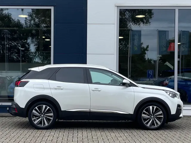 
Peugeot 3008 1.2 Allure 130pk Automaat | Navigatie | Climate control | Panoramisch schuif-kantel dak | Cruise control | Parkeerhulp en camera achter | Trekhaak vol									