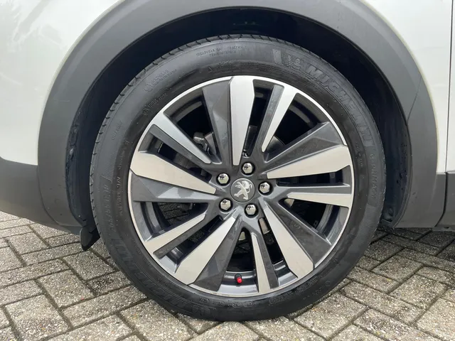 
Peugeot 3008 1.2 Allure 130pk Automaat | Navigatie | Climate control | Panoramisch schuif-kantel dak | Cruise control | Parkeerhulp en camera achter | Trekhaak vol									