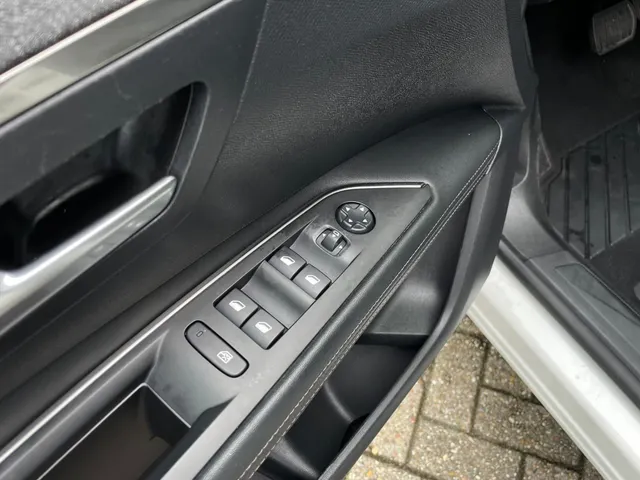 
Peugeot 3008 1.2 Allure 130pk Automaat | Navigatie | Climate control | Panoramisch schuif-kantel dak | Cruise control | Parkeerhulp en camera achter | Trekhaak vol									