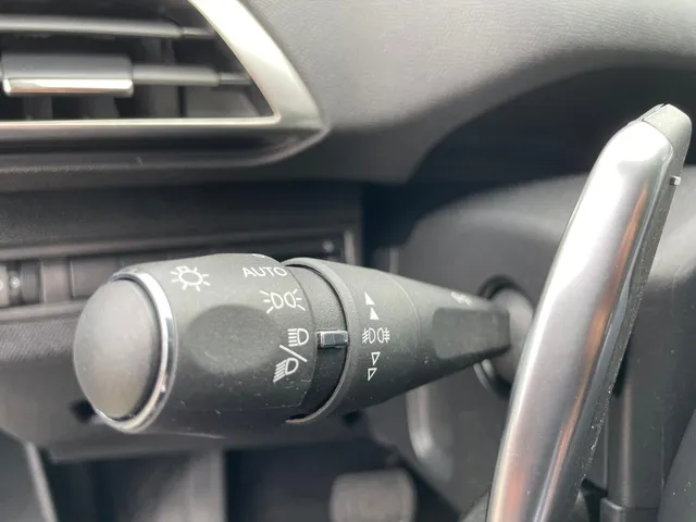 
Peugeot 3008 1.2 Allure 130pk Automaat | Navigatie | Climate control | Panoramisch schuif-kantel dak | Cruise control | Parkeerhulp en camera achter | Trekhaak vol									