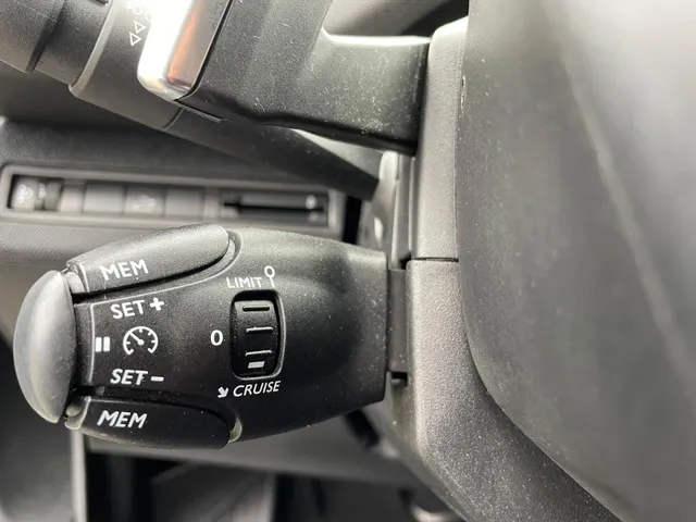 
Peugeot 3008 1.2 Allure 130pk Automaat | Navigatie | Climate control | Panoramisch schuif-kantel dak | Cruise control | Parkeerhulp en camera achter | Trekhaak vol									