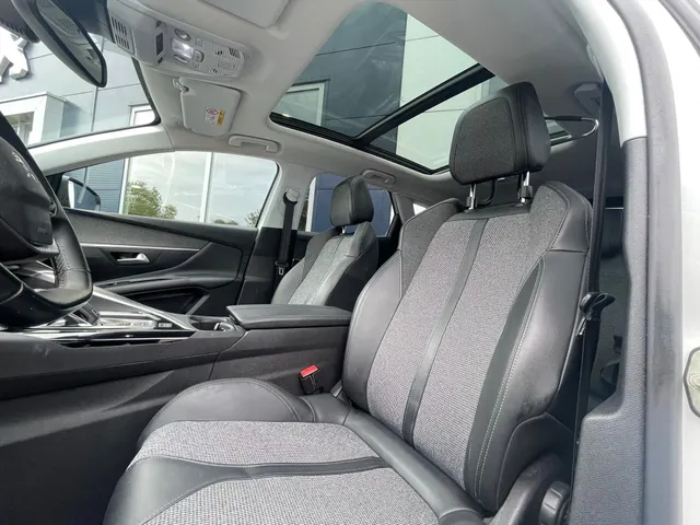 
Peugeot 3008 1.2 Allure 130pk Automaat | Navigatie | Climate control | Panoramisch schuif-kantel dak | Cruise control | Parkeerhulp en camera achter | Trekhaak vol									