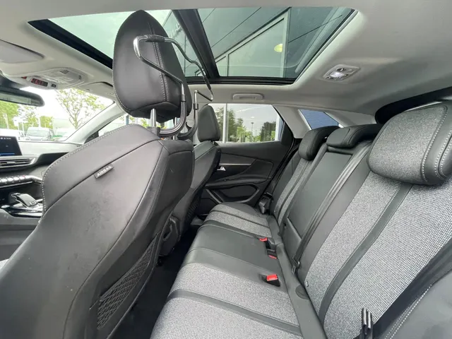 
Peugeot 3008 1.2 Allure 130pk Automaat | Navigatie | Climate control | Panoramisch schuif-kantel dak | Cruise control | Parkeerhulp en camera achter | Trekhaak vol									