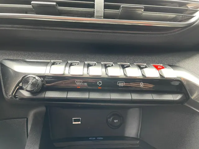 
Peugeot 3008 1.2 Allure 130pk Automaat | Navigatie | Climate control | Panoramisch schuif-kantel dak | Cruise control | Parkeerhulp en camera achter | Trekhaak vol									