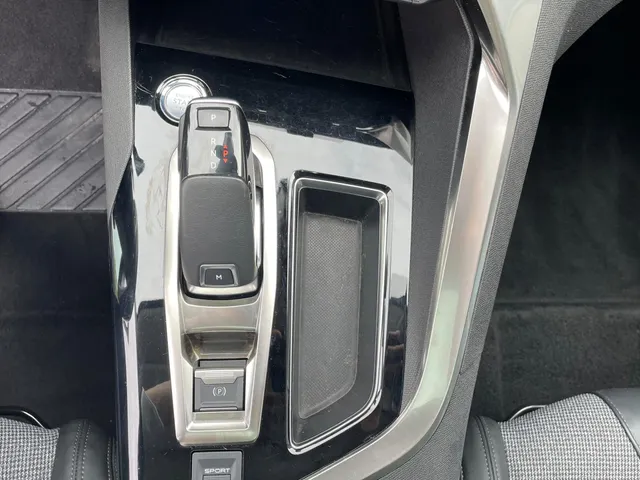 
Peugeot 3008 1.2 Allure 130pk Automaat | Navigatie | Climate control | Panoramisch schuif-kantel dak | Cruise control | Parkeerhulp en camera achter | Trekhaak vol									