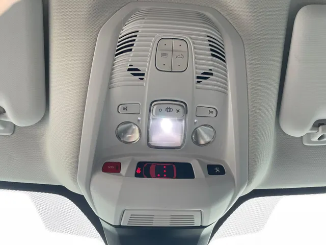 
Peugeot 3008 1.2 Allure 130pk Automaat | Navigatie | Climate control | Panoramisch schuif-kantel dak | Cruise control | Parkeerhulp en camera achter | Trekhaak vol									