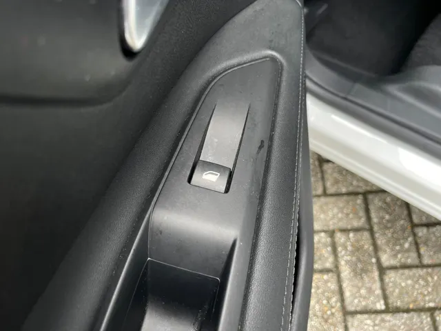 
Peugeot 3008 1.2 Allure 130pk Automaat | Navigatie | Climate control | Panoramisch schuif-kantel dak | Cruise control | Parkeerhulp en camera achter | Trekhaak vol									