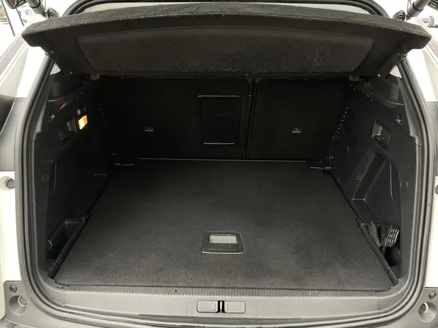 
Peugeot 3008 1.2 Allure 130pk Automaat | Navigatie | Climate control | Panoramisch schuif-kantel dak | Cruise control | Parkeerhulp en camera achter | Trekhaak vol									