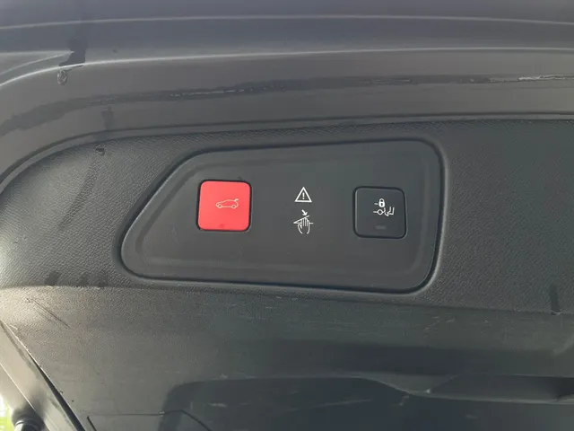 
Peugeot 3008 1.2 Allure 130pk Automaat | Navigatie | Climate control | Panoramisch schuif-kantel dak | Cruise control | Parkeerhulp en camera achter | Trekhaak vol									