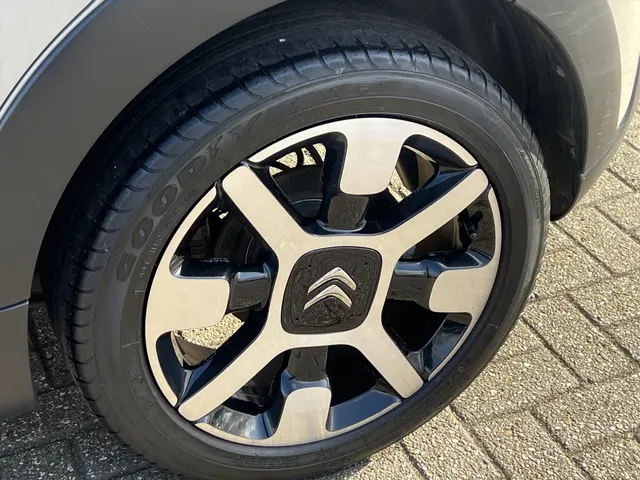 
Citroën C3 1.2 PureTech 110pk Shine | Navigatie | Parkeercamera | Cruise Control | Climate Control | Trekhaak | vol									