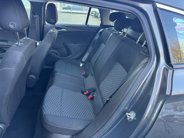 
Opel Astra 1.4 Turbo 150pk Business+ | Schuif/Kanteldak | Trekhaak | Navigatie | vol									