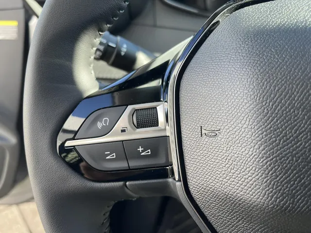 
Peugeot 208 1.2 PureTech 100pk Allure | Navigatie | Stoelverwarming | Vision Pack vol									