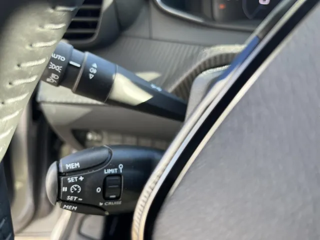 
Peugeot 208 1.2 PureTech 100pk Allure | Navigatie | Stoelverwarming | Vision Pack vol									