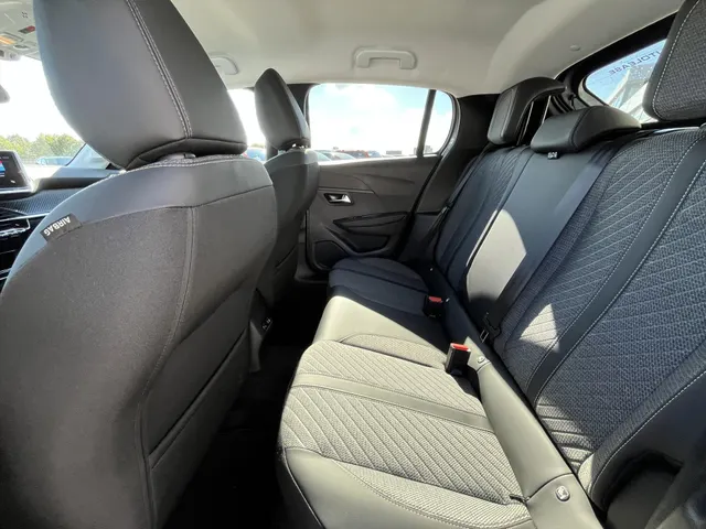 
Peugeot 208 1.2 PureTech 100pk Allure | Navigatie | Stoelverwarming | Vision Pack vol									