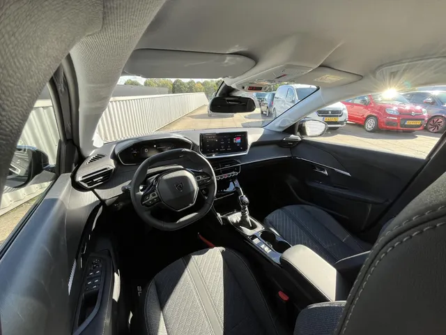 
Peugeot 208 1.2 PureTech 100pk Allure | Navigatie | Stoelverwarming | Vision Pack vol									