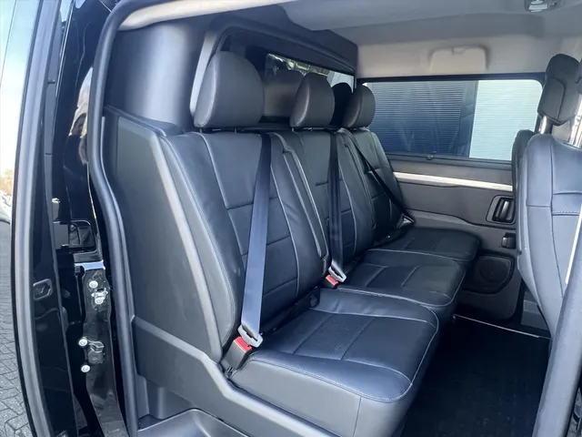 
								Peugeot Expert Dubbel Cabine 5-Zits 2.0 BlueHDi 180pk Automaat | Navigatie | Lederen bekleding met stoelverwarming | Climate control | Cruise control | Camera | vol									