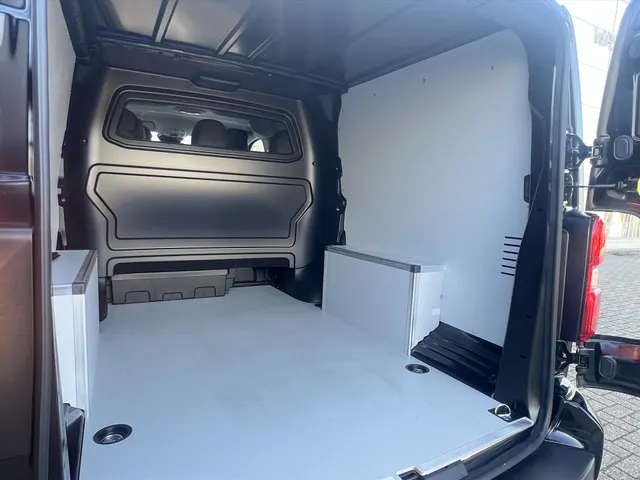 
								Peugeot Expert Dubbel Cabine 5-Zits 2.0 BlueHDi 180pk Automaat | Navigatie | Lederen bekleding met stoelverwarming | Climate control | Cruise control | Camera | vol									