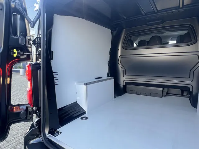 
								Peugeot Expert Dubbel Cabine 5-Zits 2.0 BlueHDi 180pk Automaat | Navigatie | Lederen bekleding met stoelverwarming | Climate control | Cruise control | Camera | vol									