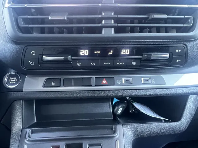 
								Peugeot Expert Dubbel Cabine 5-Zits 2.0 BlueHDi 180pk Automaat | Navigatie | Lederen bekleding met stoelverwarming | Climate control | Cruise control | Camera | vol									