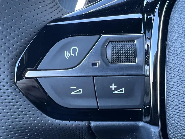 
Peugeot 208 1.2 Hybrid 100 e-DCS6 GT | Automaat | Navigatie | Camera | Parkeersensoren | Cruise Control | vol									