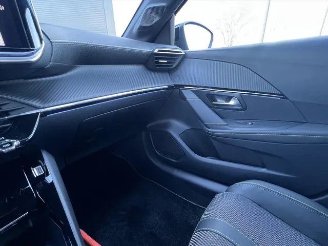 
Peugeot 208 1.2 Hybrid 100 e-DCS6 GT | Automaat | Navigatie | Camera | Parkeersensoren | Cruise Control | vol									