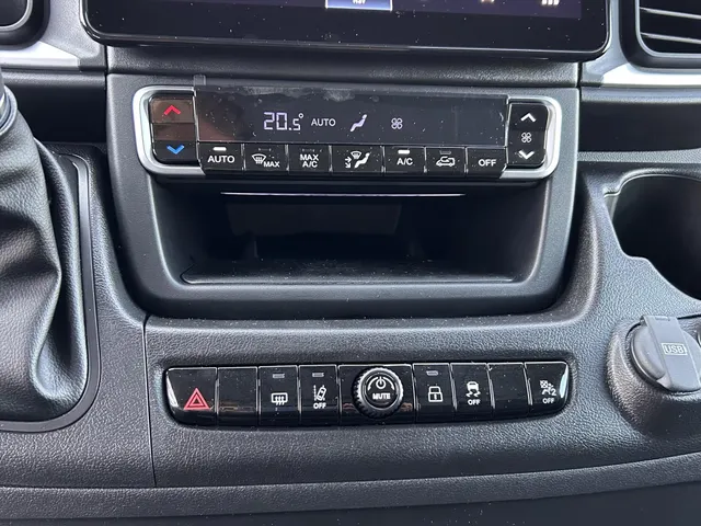 
Peugeot Boxer 140PK L2H2 3,5T Automaat | Parkeer camera achter | Navigatie | Airco | Cruise controle | vol									